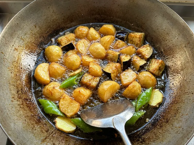Deep-fry Potato and Eggplant Until Golden