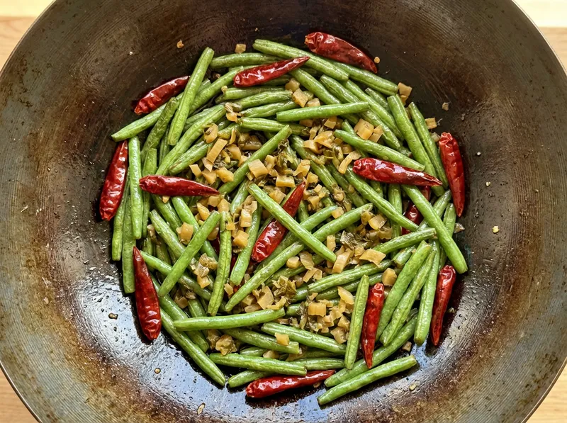 Assemble Dried Red Chilies And Pickled Mustard Tuber And Combine Evenly