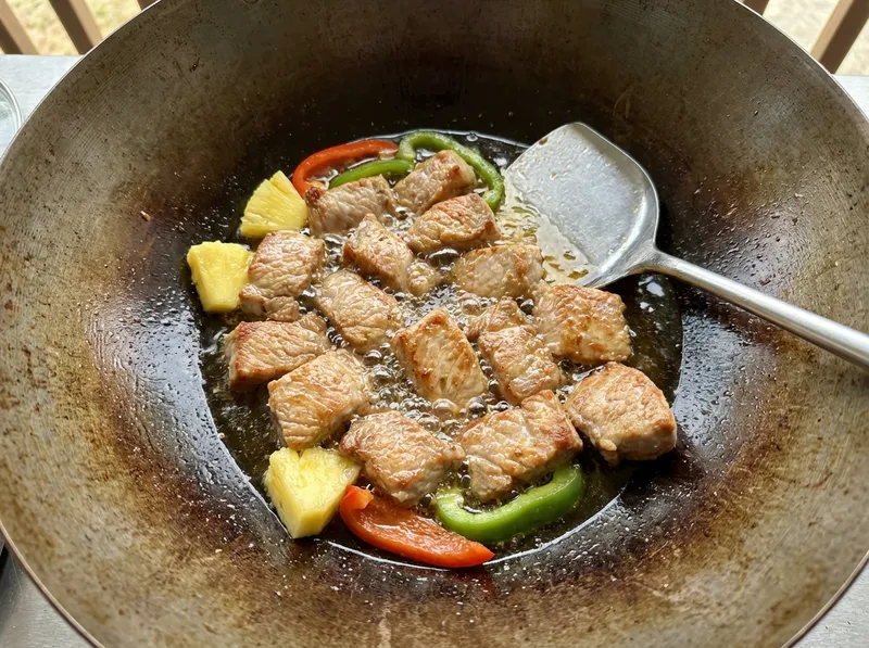 锅内倒油