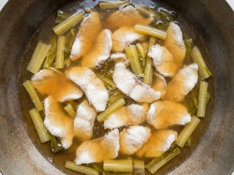 Cook Fish Slices in Broth