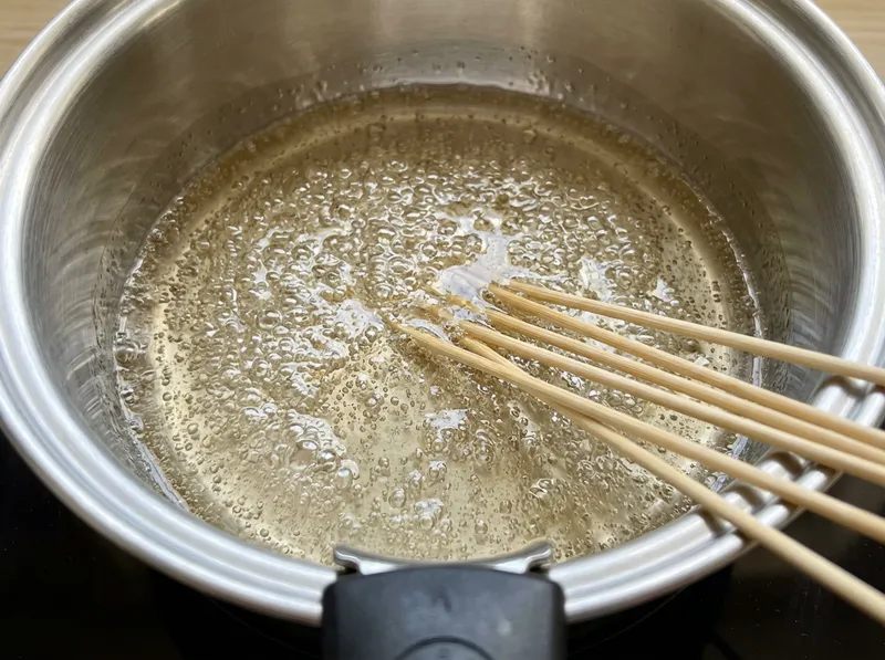 熬糖至拔丝脆硬阶段