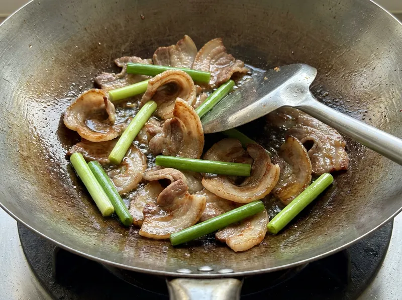 炒锅倒油